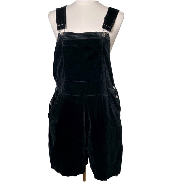 Jeffrey Halper Pants - Y2K/90’s Black Velvet Overall Cutoffs Womens M
Body Action Design Jeffrey Halper